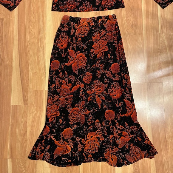 NYPL Collection and Mirasol floral long sleeve and skirt matching set - Picture 4 of 5